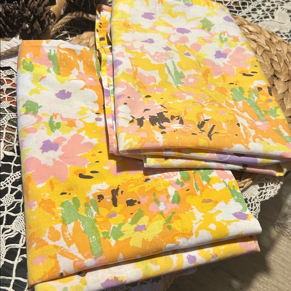 Two Matching Vintage 1960’s/1970’s Fashion Manor Standard Floral Pillowcases - Picture 10 of 13